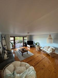 una sala de estar con un sofá y una mesa en QUi TAMEM SUN, en Southbroom