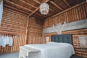 En eller flere senge i et værelse på Cabaña campestre para parejas o grupos + 41 billeder