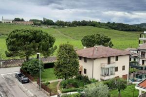 una vista aérea de una casa y un campo en Verona Est Due, en San Martino Buon Albergo