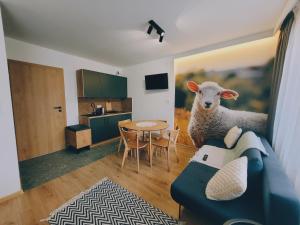 Przyborów的住宿－Daglezja，客厅配有长沙发,墙上挂着绵羊