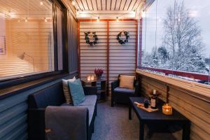 Zimmer mit 2 Stühlen, 2 Tischen und einem Fenster in der Unterkunft Hygge Home in Rovaniemi, free parking and Netflix in Rovaniemi