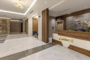 vestíbulo de un hotel con recepción en فندق كارم الذهبي KAREM ALZAHBI HoteL en Medina