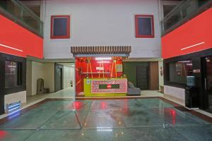 uma sala vazia com um carro de bombeiros num edifício em Collection O 80785 Hotel Shree Shyam em Rewāri