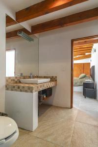een badkamer met een wastafel en een toilet bij Lake view house with private pool in Valle de Bravo