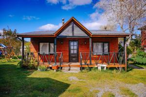 Casa de madera pequeña con porche grande en Cabañas Kompatzki, en Ancud