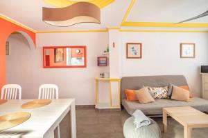 - un salon avec un canapé et une table dans l'établissement Penthouse in Old Town, 100m from the beach, à Fuengirola