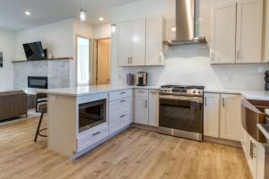 A cozinha ou cozinha compacta de Charming Denver Vacation Rental 2 Mi to Downtown!