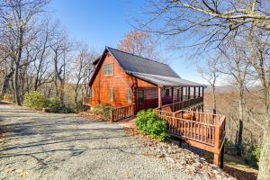 Casa de madera con porche y entrada en Mountain-View Blue Ridge Cabin on Over 2 Acres!, en Sparta