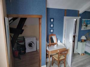a room with a desk with a mirror and a bed at Appartement centre ville classé unesco in Le Havre