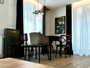 a dining room with a table and chairs at BeeFree WhirlpoolSuite34-Free Parking & Fast Internet in Passau