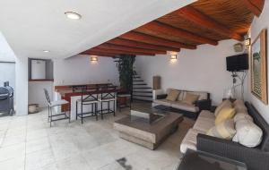 een woonkamer met een bank en een tafel bij Lake view house with private pool in Valle de Bravo