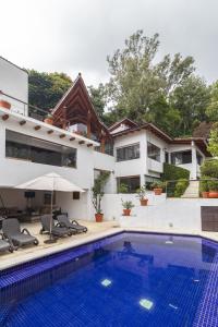 een villa met een zwembad en een huis bij Lake view house with private pool in Valle de Bravo