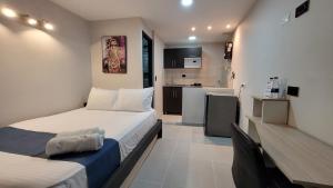 a small bedroom with a bed and a kitchen at ANDALIVING CAMPO VALDÉS Estudio in Medellín