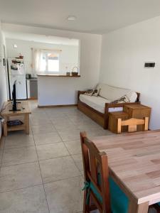 Sala de estar con cama y mesa en Departamento Mirta en Esquel