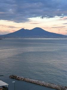 una vista de un gran cuerpo de agua con una montaña en De deo 98-modern hospitality-, en Nápoles