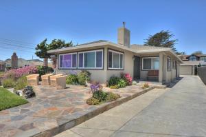 Santa Cruz Ocean Front في سانتا كروز: منزل أمامه فناء حجري