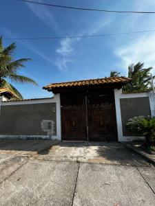 a house with a large wooden door at Casa em Saquarema in Saquarema