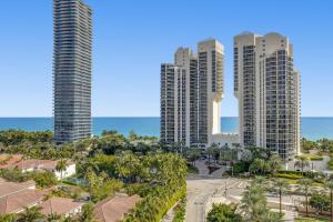 - Vistas a las torres del complejo frente al mar en 3 BR Beach getaway Sunny Isles Ocean Reserve Miami en Sunny Isles Beach