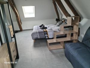 1 dormitorio con 1 cama y 1 sofá en Serrimmo - appartement Bérangère, en Bléneau