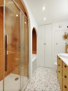 La salle de bains est pourvue d'une douche et d'un lavabo. dans l'établissement Duplex with incredible view of Paris, à Bagnolet