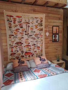 Hostel Resende في ريزندي: سرير في غرفة بجدار مع مفرش