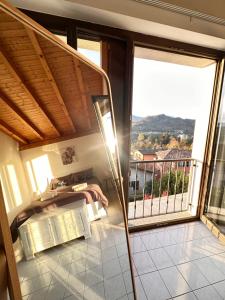 Cette chambre comprend un lit et un balcon avec vue. dans l'établissement Suite With View - Appartamento Aurora Lugano, à Lugano