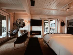 1 dormitorio con 1 cama, 1 silla y chimenea en 100 Mile View-Fire Pit, Romantic, Peaceful, Private en Crestline