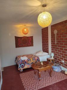 una camera con un letto e un tavolo di ALMÁZYGO Bed & Breakfast a Tarapoto