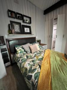 Tempat tidur dalam kamar di Kiewiets Creek Guesthouse