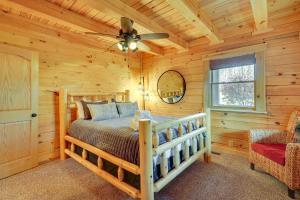 1 dormitorio con 1 cama y ventilador de techo en Rustic Laurelville Cabin with Private Hot Tub!, en Laurelville