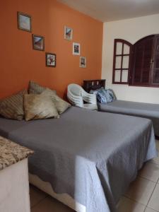 a bedroom with two beds and a window at Conforto e simplicidade! Casa top com garagem, cozinha, banheiro e quarto in Cabo Frio