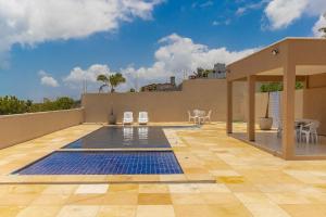 a swimming pool on the roof of a house at Beach Townhouses #C13 - Apartamento por Carpediem in Aquiraz