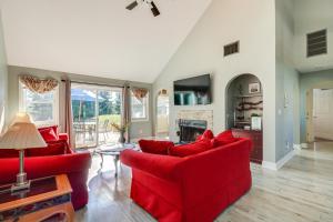 salon z czerwonymi meblami i kominkiem w obiekcie Hot Tub, Sauna and Game Room Spacious Poconos Gem! w mieście Blakeslee