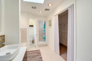 łazienka z białą wanną i umywalką w obiekcie Hot Tub, Sauna and Game Room Spacious Poconos Gem! w mieście Blakeslee +25 zdjęć