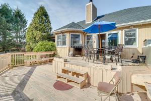 dom z tarasem ze stołem i parasolem w obiekcie Hot Tub, Sauna and Game Room Spacious Poconos Gem! w mieście Blakeslee