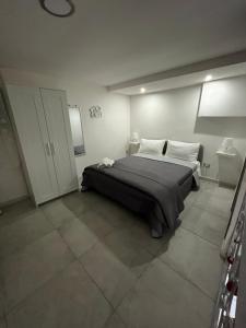 um quarto com uma cama grande num quarto em Mortella House em Nápoles