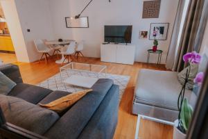 ein Wohnzimmer mit einem Sofa und einem Tisch in der Unterkunft Endless Chanson in Zagreb
