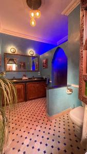 baño con techo púrpura y aseo en RIAD GJULJA, en Marrakech