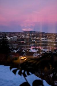 vista di una città di notte con una città di Hygge houses I Apartment with panorama view a Lillestrøm