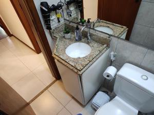 a bathroom with a sink and a toilet at Quarto e banheiro privativos com garagem fechada em apartamento aconchegante em Jardim da Penha in Vitória +79 photos