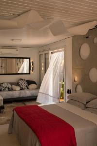 ein Schlafzimmer mit einem großen Bett und einem Fenster in der Unterkunft Pousada Vila do Mel in Pontal do Paraná