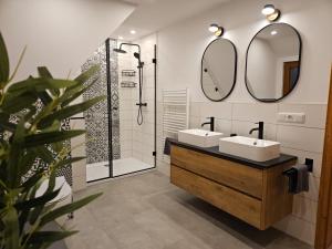 Koupelna v ubytování Fewo am See, Ferienhaus, 7 Schlafzimmer, Waschmaschine, Businesswohnung + 27 fotografií