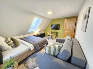 een slaapkamer met een bed en een bank bij Fewo am See, Ferienhaus, 7 Schlafzimmer, Waschmaschine, Businesswohnung in Salzgitter