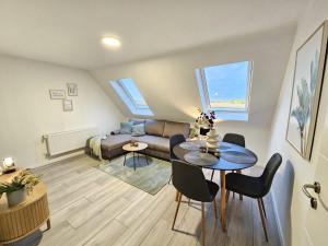 Posezení v ubytování Fewo am See, Ferienhaus, 7 Schlafzimmer, Waschmaschine, Businesswohnung
