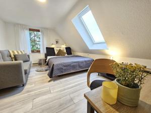 1 dormitorio con 1 cama y sala de estar en Fewo am See, Ferienhaus, 7 Schlafzimmer, Waschmaschine, Businesswohnung, en Salzgitter
