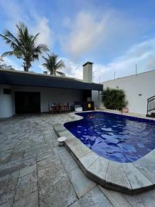 a large swimming pool sitting next to a building at Acomodações do Tio Will - 2 in Guarujá