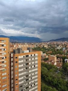 a view of a city with a tall building at Apartamento inigualable en la ciudad de Medellín excelente vista piso 25 in Medellín
