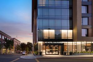 un edificio con un cartel en la parte delantera en AC Hotel by Marriott San Rafael, en San Rafael