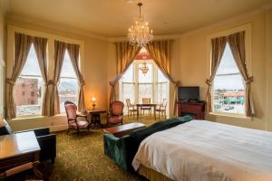 Postel nebo postele na pokoji v ubytování Geiser Grand Hotel + 37 fotografií