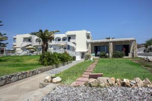 a house on the beach with a yard at Kordistos Hotel in Kefalos